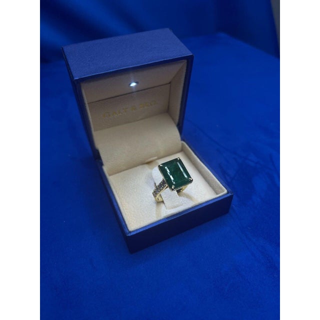 Vivid Green Emerald Shape Step Cut Emerald Diamond Cocktail Ring, Size 6.5 For Sale - Image 10 of 10