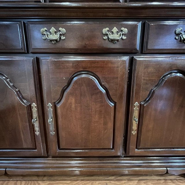 1980s 1980s American Drew Cherry China Cabinet Cherry Grove Lighted For Sale - Image 5 of 14