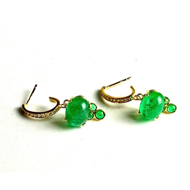 2020s 14k Yellow Gold Hoop Drop Earrings With Cabochon Emeralds & Diamonds, A Pair For Sale - Image 5 of 8