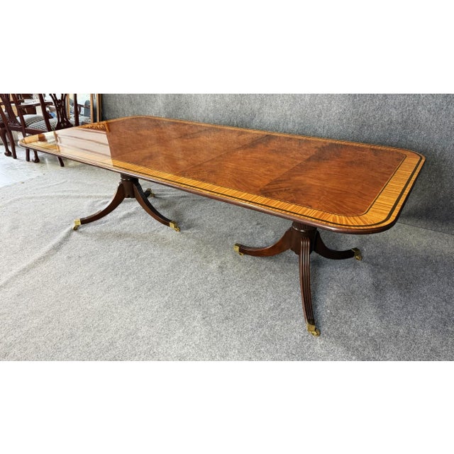 English Late 20th Century Baker Furniture Stately Homes Collection Georgian Flamed Mahogany Dining Table With Leaf For Sale - Image 3 of 14