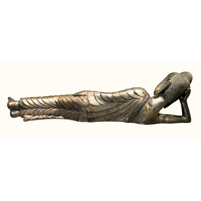 VINTAGE THAI RECLINING BUDDHA / PARINIRVANA HOLLOW-CAST BRASS SCULPTURE Substantial vintage Southeast Asian sculpture...