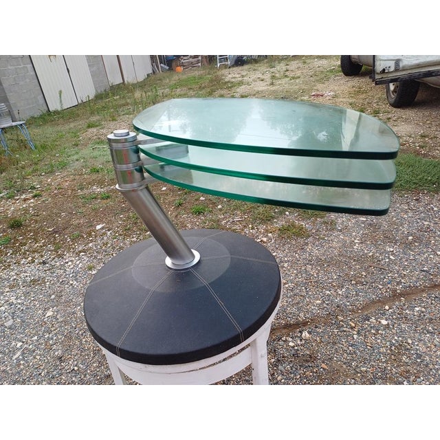 Tempered glass, chrome, and leather coffee table, "Ligne Roset," circa 1970s/80s. Height: 46 cm, Diameter: 110 cm (petals...