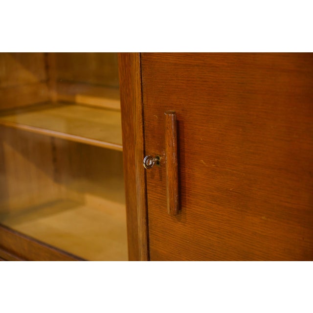 Vintage Oak Display Cabinet, 1940s, in Very Good conditions. Designed 1920 to 1949