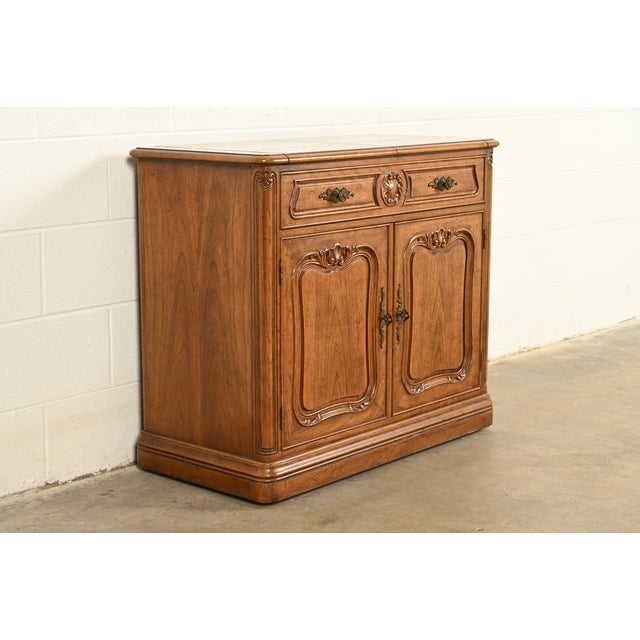 French Provincial Henredon French Provincial Louis XV Carved Walnut Flip Top Buffet Server or Bar Cabinet, Circa 1970s For Sale - Image 3 of 17