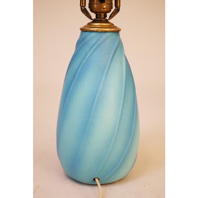Van Briggle 1950s Mid Modern Van Briggle Aqua Swirl Art Pottery Ceramic Table Lamp Signed For Sale - Image 4 of 10