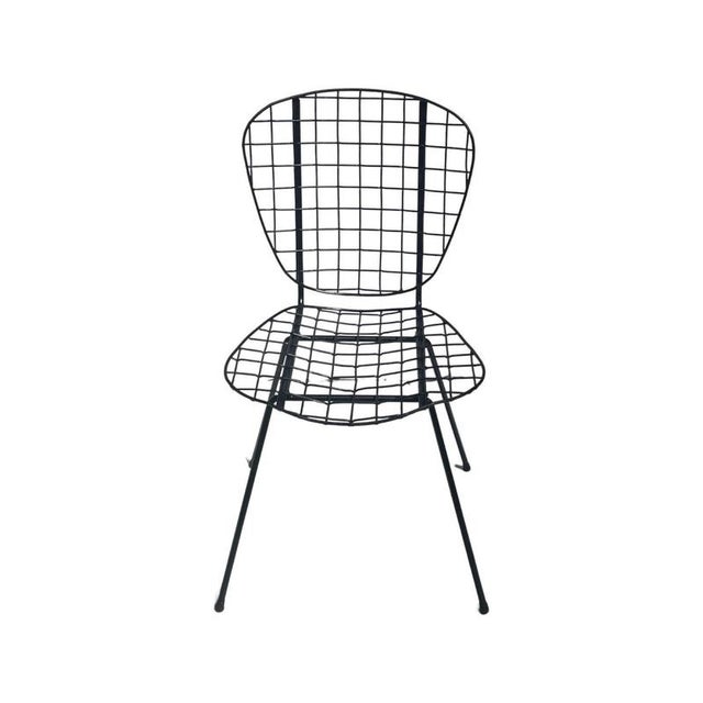 Great wire chair, suitable as a garden chair. The design is in the style of Bertoia, Pastoe but we haven’t identified a...
