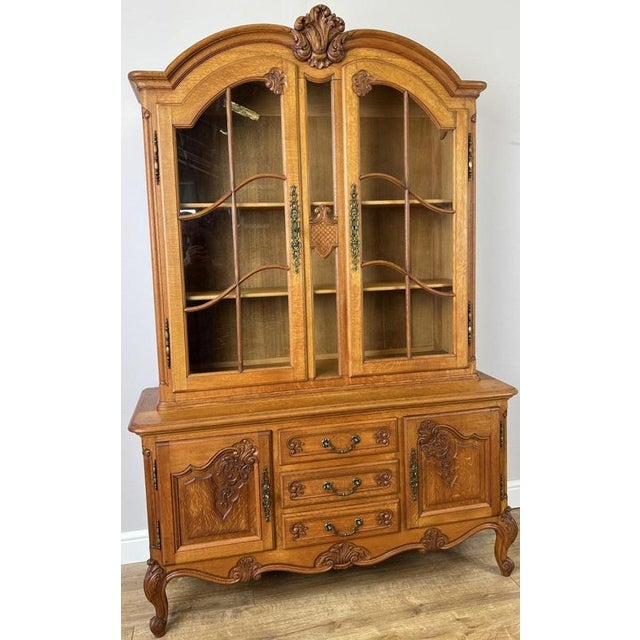 French Louis XVI Display Cabinet in Oak For Sale - Image 15 of 15
