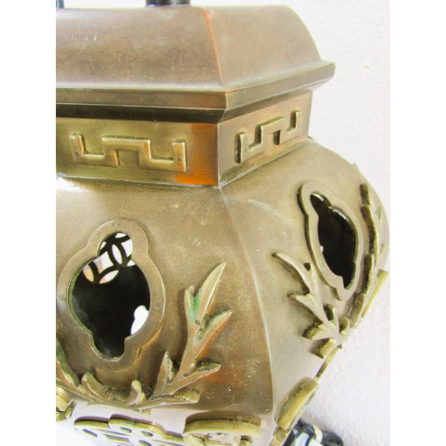 1950s Hollywood Regency Morris Greenspan Pierced Brass Chinoiserie Octagon Table Lamp For Sale In Miami - Image 6 of 9