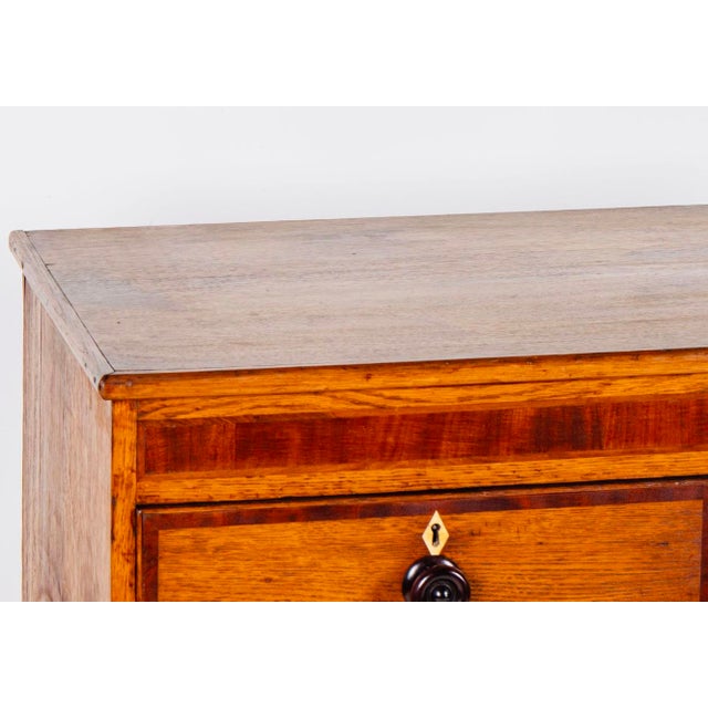 Mid 19th Century English Two-Tone Oak Chest of Drawers, 19th Century Country House Chest With Mahogany Crossbanding For Sale - Image 5 of 11