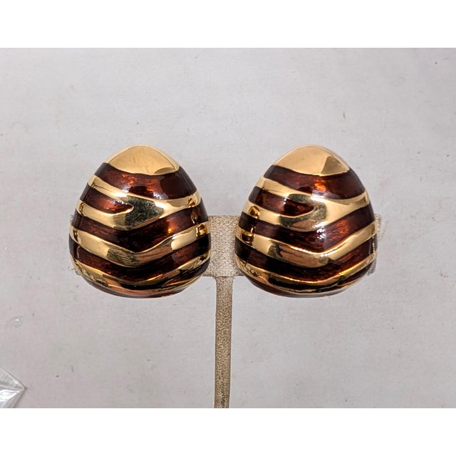Vintage 1980s Signed Ciner Goldtone Brown Enamel Striped Clip Earrings-2 Pieces For Sale In Philadelphia - Image 6 of 8