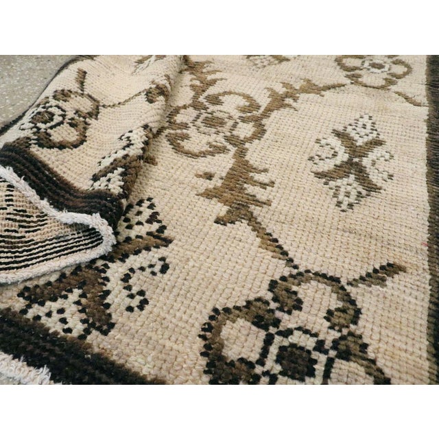 Galerie Shabab Collection Mid-20th Century Turkish Anatolian Throw Rug For Sale In New York - Image 6 of 6