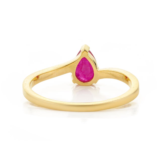 Estate Pear-Shaped Natural Ruby Solitaire Ring Size 7 in 14k Yellow Gold For Sale - Image 10 of 16