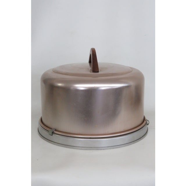 Mid-Century Modern Mirro Usa Round Cake Carrier Dessert Saver Mid Century 1950s Wooden Handle 5047b For Sale - Image 3 of 17