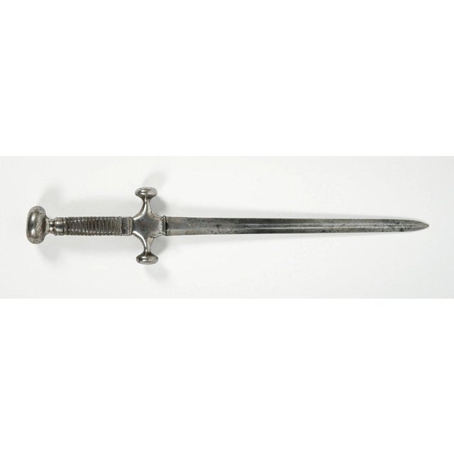 Heavy thrusting dagger from the 16th-17th century For Sale