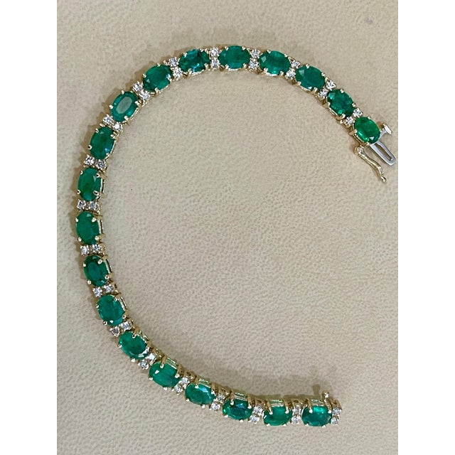 15 Carat Natural Emerald & Diamond Cocktail Tennis Bracelet 14 Karat Yellow Gold For Sale In New York - Image 6 of 18