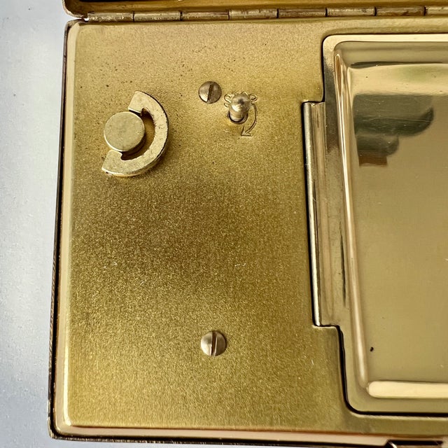 Vintage Musical Powder Compact with Automatic Movement from Clover For Sale - Image 13 of 18
