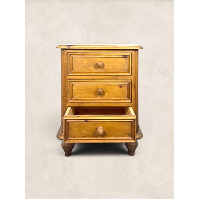 1980s Vintage English Small Pine Chest of Drawers For Sale - Image 5 of 12