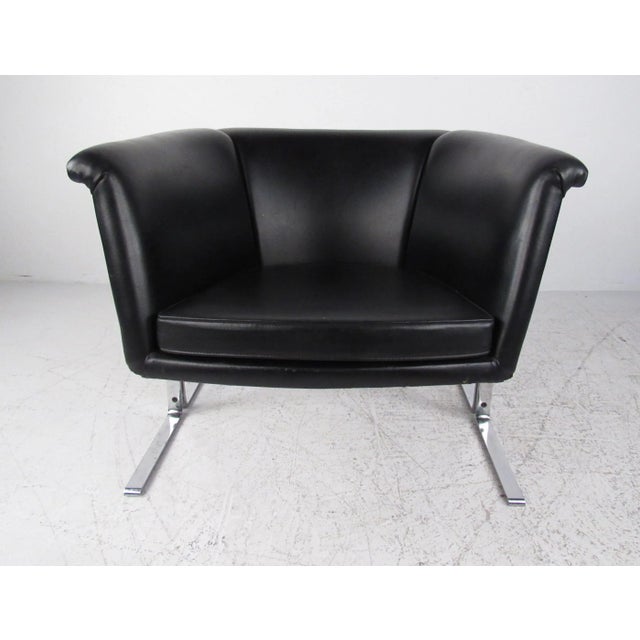 Unique vinyl lounge chair with flat steel base designed by Geoffrey Harcourt for Artiforte, circa 1963. Dimensions: 29w...