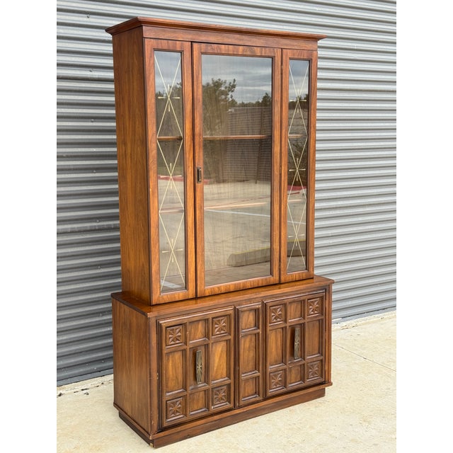 Mid-Century Modern C. 1972 Mid Century Modern China Cabinet W/ Etched Geometric Glass, Carved Accents, Brutalist Pulls For Sale - Image 3 of 12