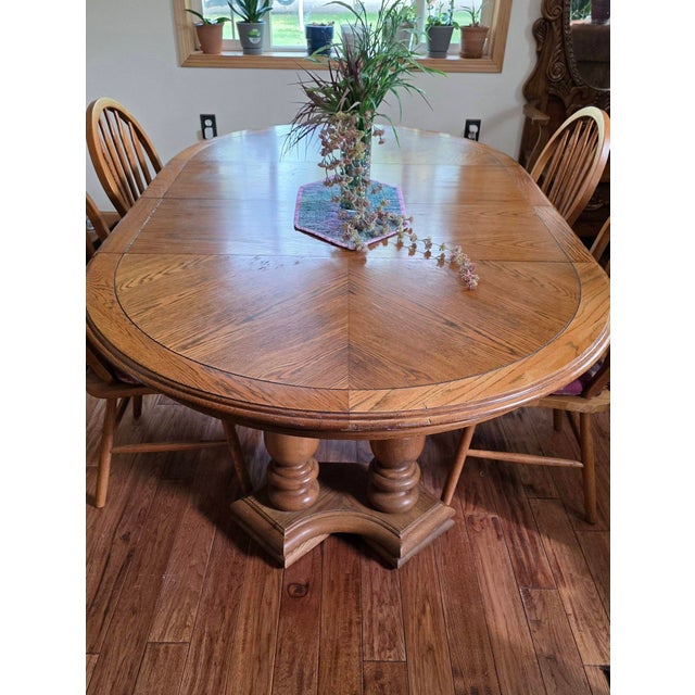 Wood Vintage Thomasville Solid Oak Pedestal Dining Set - Complete 7-Pc Set W/ Leaves & Chairs For Sale - Image 7 of 13