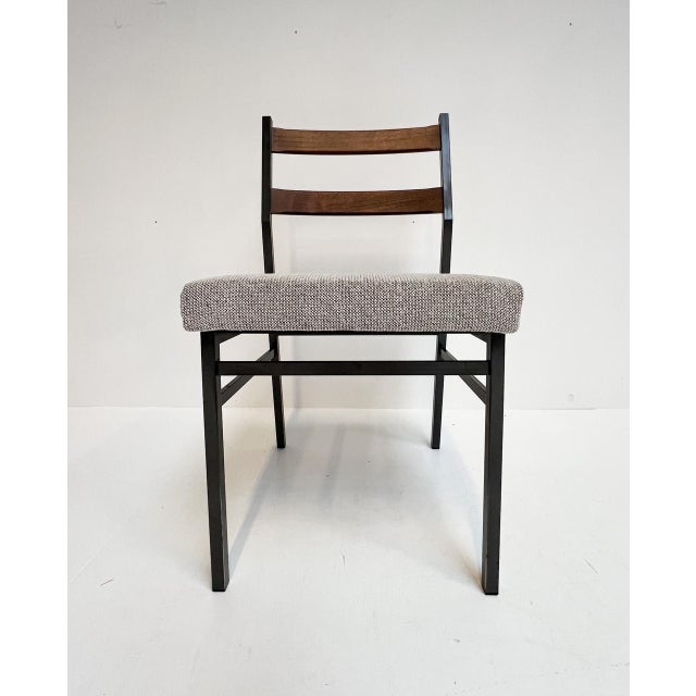 This vintage chair is a design by Brabantia from the 1960s. The chair has an anthracite steel frame and characteristic...