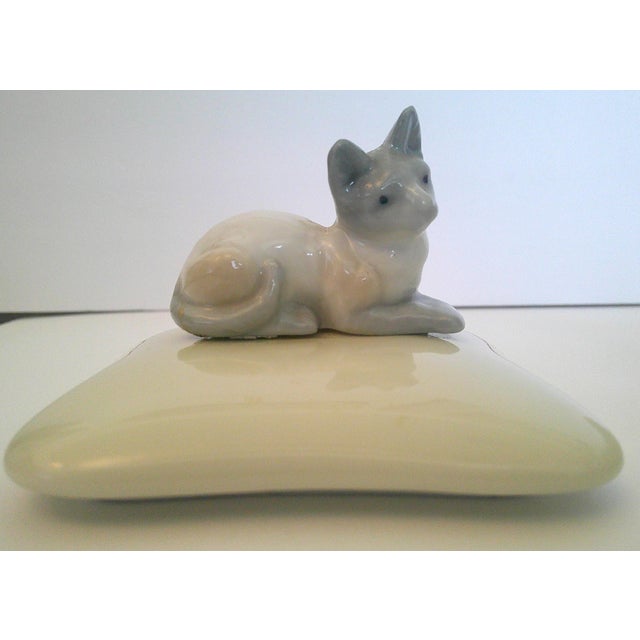 Vintage Takahashi Trinket Box Hand-Painted Cat Lid Japan Not Common Excellent vintage condition. Manufactured in Japan...