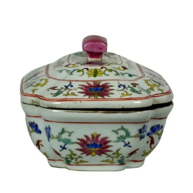 A Rare Famille Rose Chinese Porcelain Soup tureen - 6" x 9.5" x 4.75"