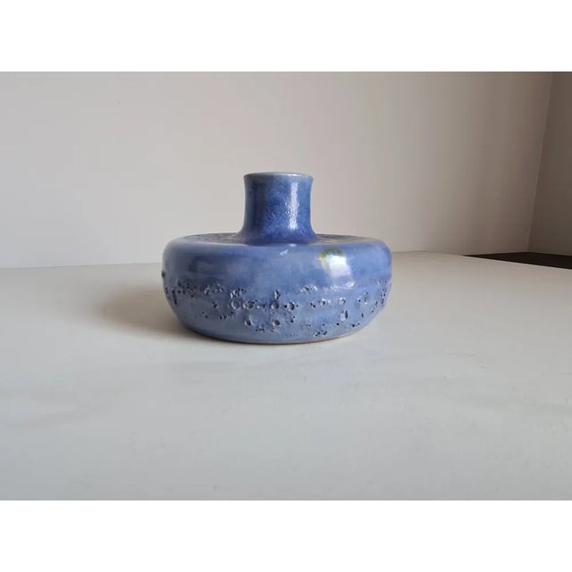 Saucer-shaped soliflore vase with beautiful textured enameling, it will bring a lot of softness to your decor. Perfect for...