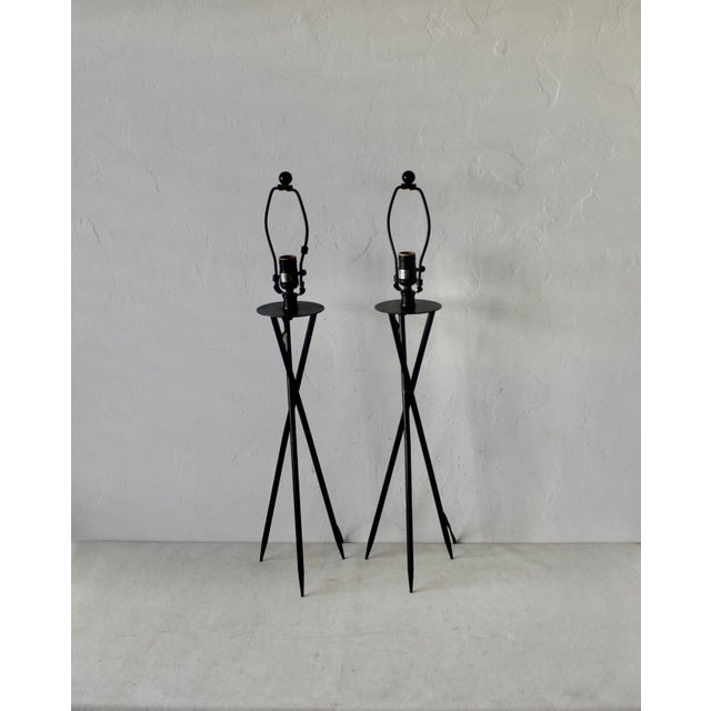 1990s Frederic Weinberg Style Clasped Black Minimalist Metal Tripod Table Lamps-a Pair For Sale - Image 12 of 12