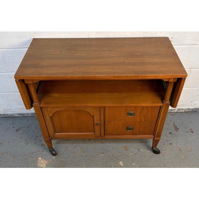 Mid 20th Century Walnut and Brass Drop Leaf Bar Cart For Sale In New York - Image 6 of 18