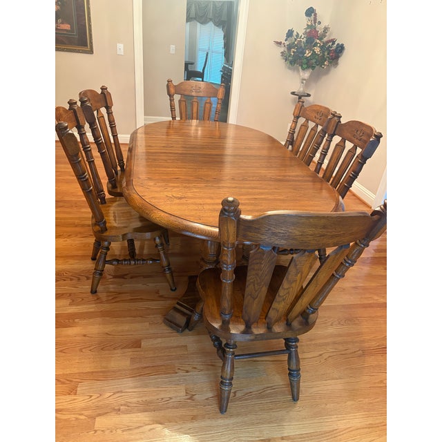 Beautifully crafted solid oak dining table was made in the USA in the 1970s and offers both classic style and exceptional...