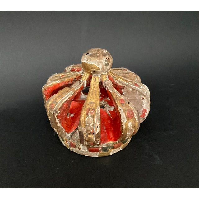18th Century Baroque Spanish Religious Crown in Carved Polychrome and Gilt Wood For Sale - Image 4 of 8