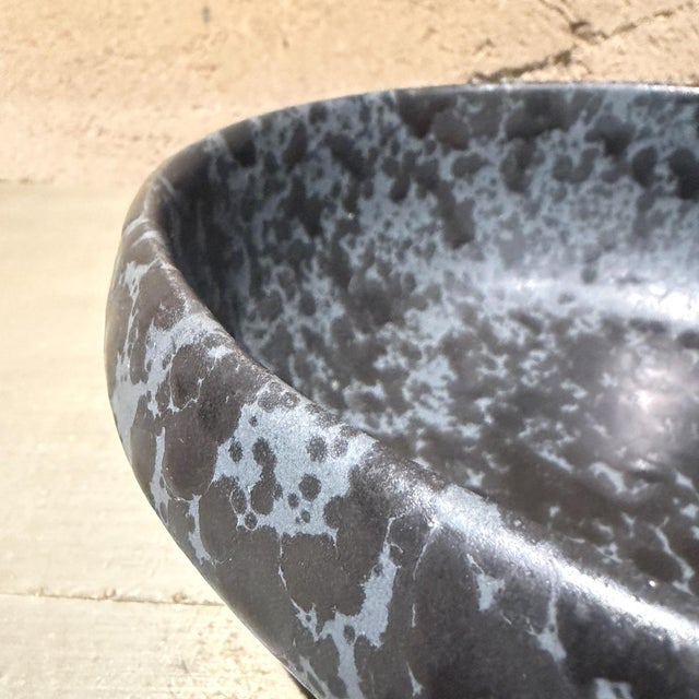 For your consideration, a vintage ceramic stoneware bowl designed by David Gil for Bennington Potters. This specific wide-...