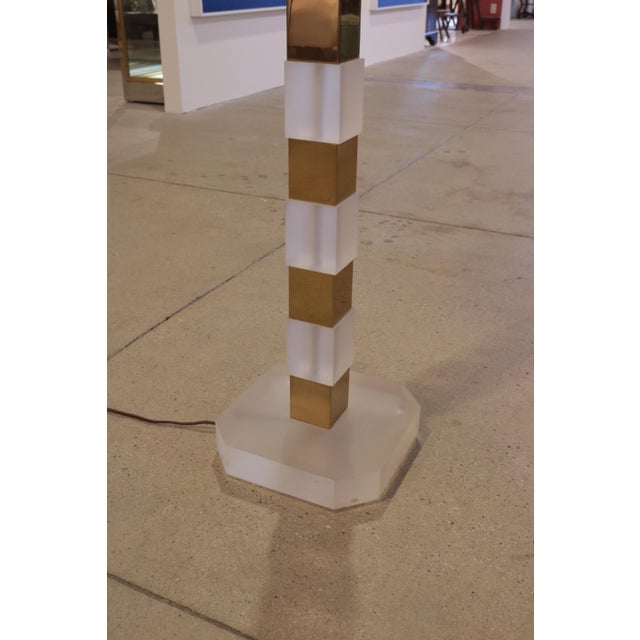A tall MCM mid century modern floor lamp made in America circa 1950. This modernist floor lamp employs a series of frosted...