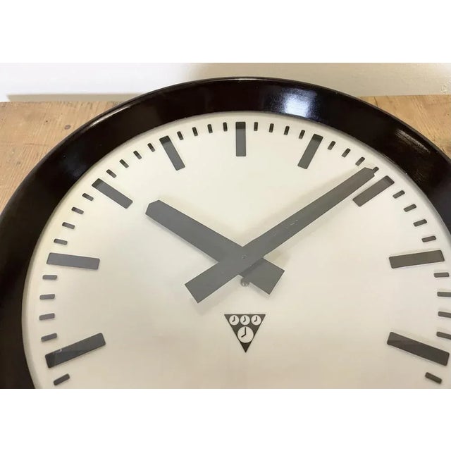 Industrial Bakelite Factory Wall Clock from Pragotron, 1960s For Sale - Image 6 of 11
