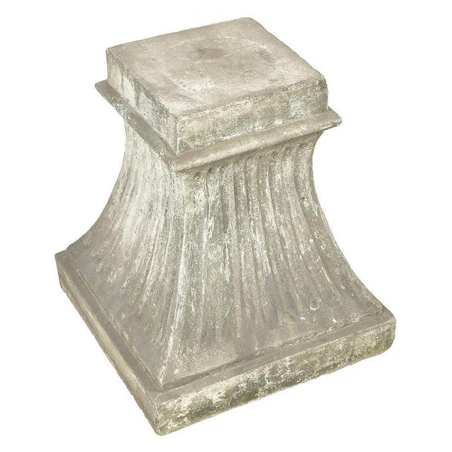 This stone base, 73 cm high and 65 cm wide (65 cm deep), is an ideal decorative element for highlighting a statue, a vase...