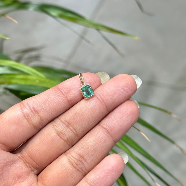 Contemporary Octagon Cut Emerald Bezel Set Fine Charm Pendant 14k Gold Jewelry For Sale - Image 3 of 18