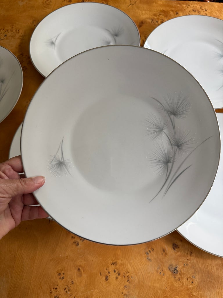 1950s Set of Eight (8) Hutschenreuther Caribe Dinner Plates 10.5