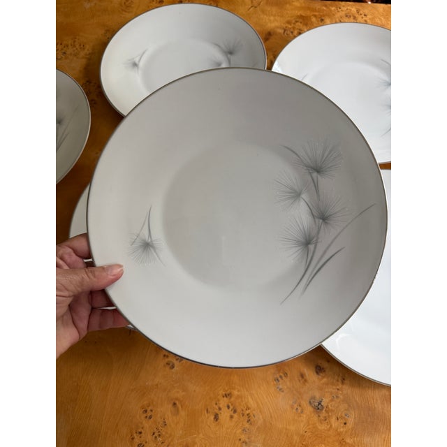 Elevate your table with this beautiful set of eight Hutschenreuther Caribe dinner plates. Crafted in Germany from fine...