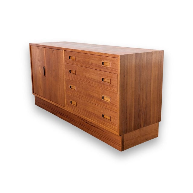 Mid-Century Danish Teak Lowboard from Hundevad & Co. For Sale - Image 4 of 12