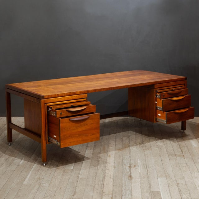 Jens Risom Design Mid-Century Walnut Executive Desk by Jens Risom for Jen Risom Designs c.1950 For Sale - Image 4 of 13
