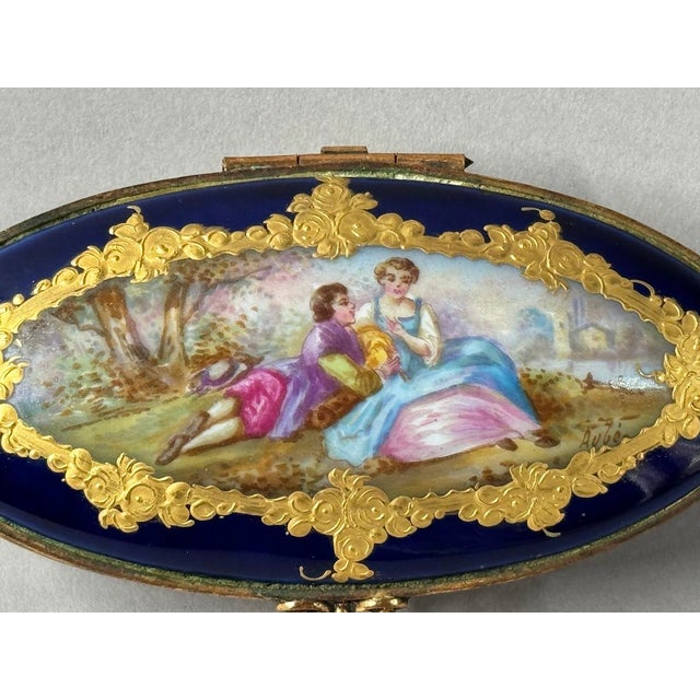 1860 Sèvres Romantic Blue Gilt Porcelain Trinket Box For Sale - Image 6 of 12
