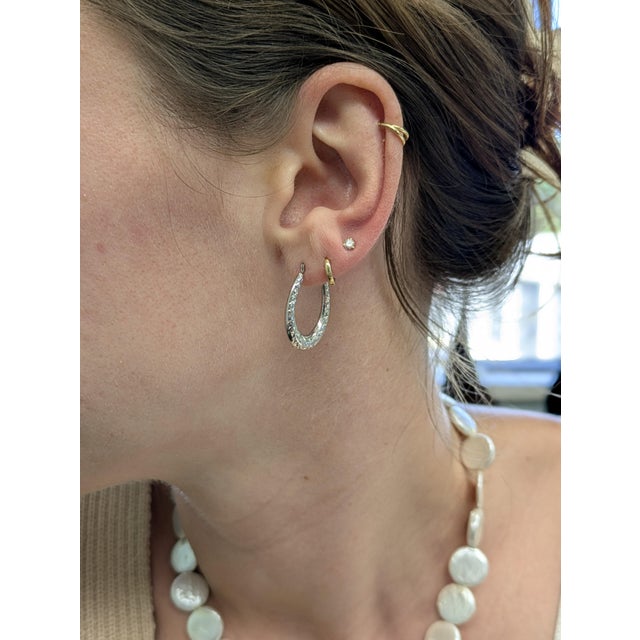 These stylish 14k gold earrings measure 23x18mm and are crafted from 1.53g of gold, offering a sleek and classic design....