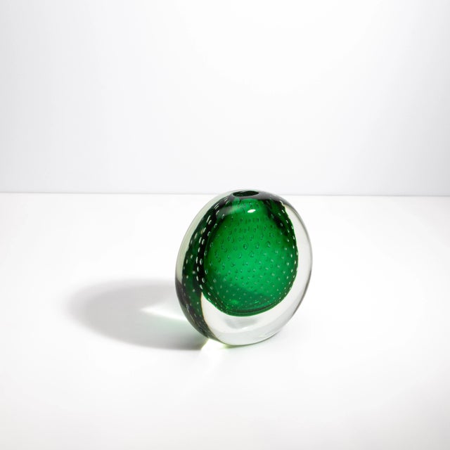 Drawing inspiration from the lush landscapes and serene waters surrounding Venice, the Pois Green Murano vase embodies a...