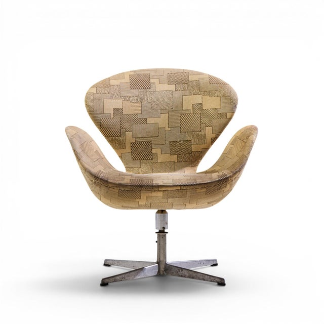 Mid 20th Century Arne Jacobsen for Fritz Hansen Mid Century Swan Chairs - Set of 4 For Sale - Image 5 of 12