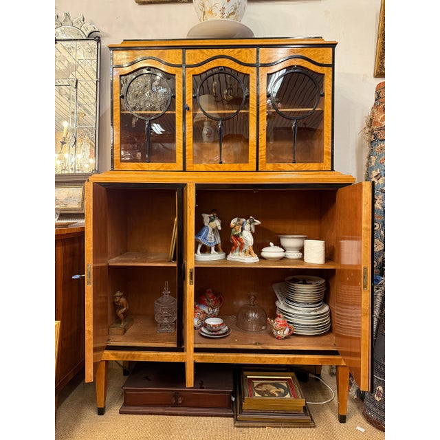 Art Deco Salon Display Cabinet in Flamed Birch Veneer, 1910 For Sale - Image 4 of 9