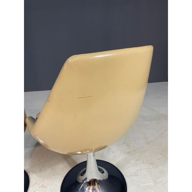 Mid-Century Modern Beige Swivel Chairs with Chrome Pedestal Bases, France, 1970s, Set of 2 For Sale - Image 3 of 15