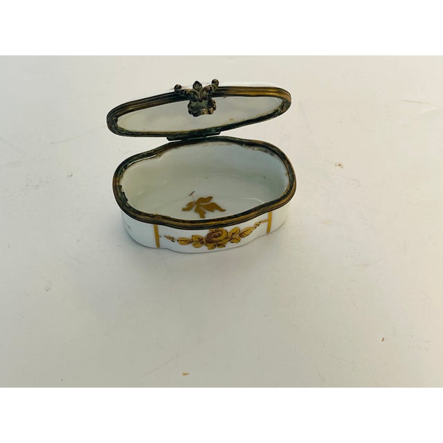 18 th c Antque French Sèvres porcelain high quality handpainted box. Collectible