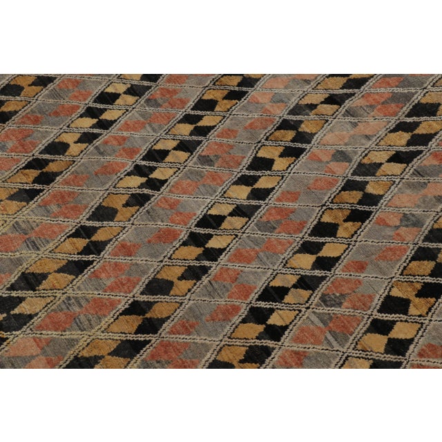 Rug & Kilim’s Modern Rug in Black, Charcoal and Gold Diamond Geometric Pattern For Sale In New York - Image 6 of 8
