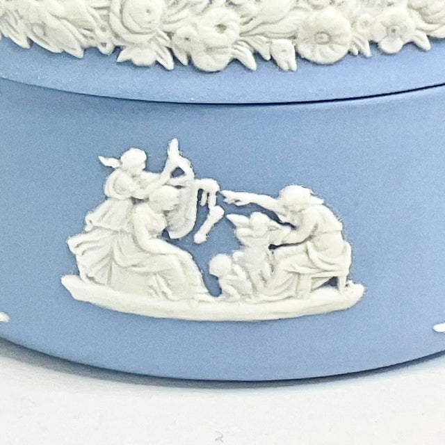 Cornflower Blue 1980s Vintage English Hollywood Regency Wedgwood Blue Trinket Box, Hellenic Greek Images For Sale - Image 8 of 12